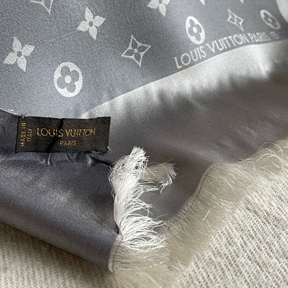 Louis Vuitton Silk Falling Monogram Stole - Picture 6 of 15